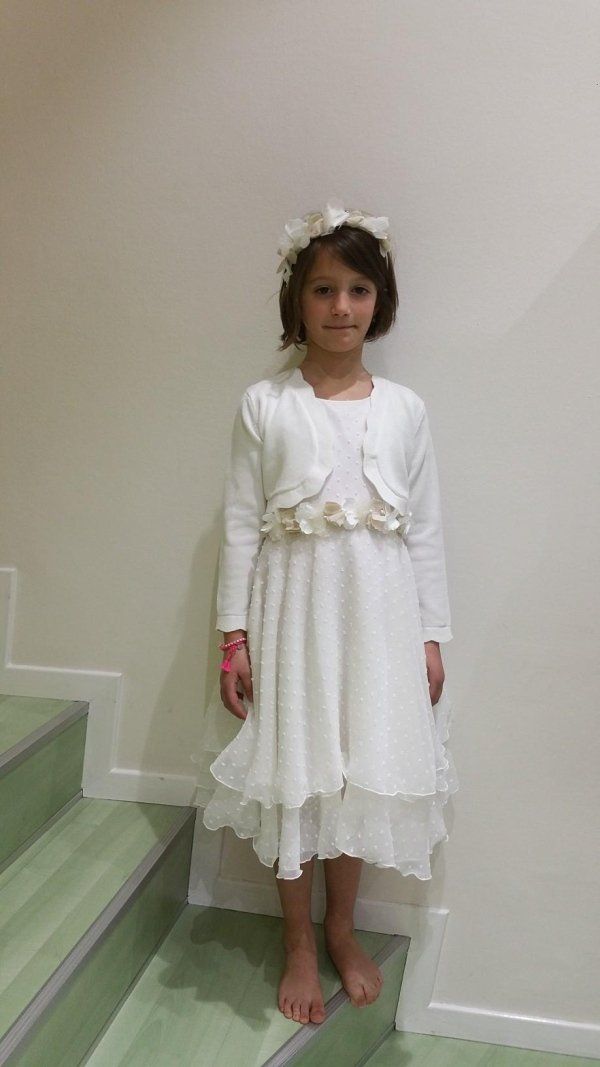 bambina con abito da cerimonia bianca