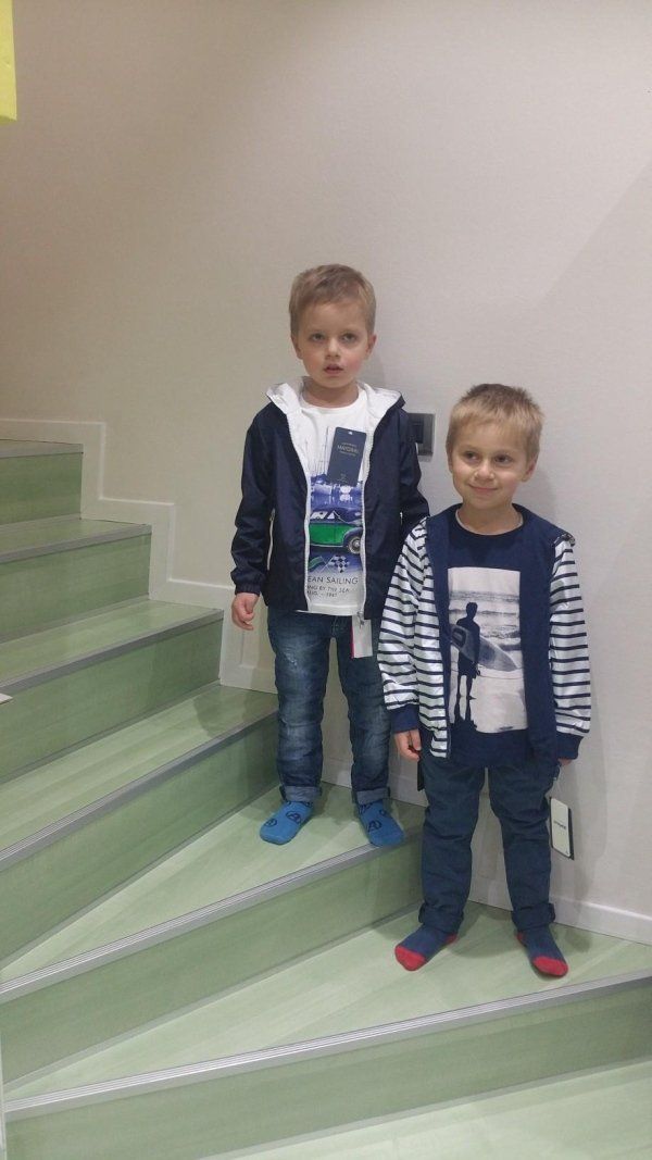 bambini che indossano vestiti sportivi