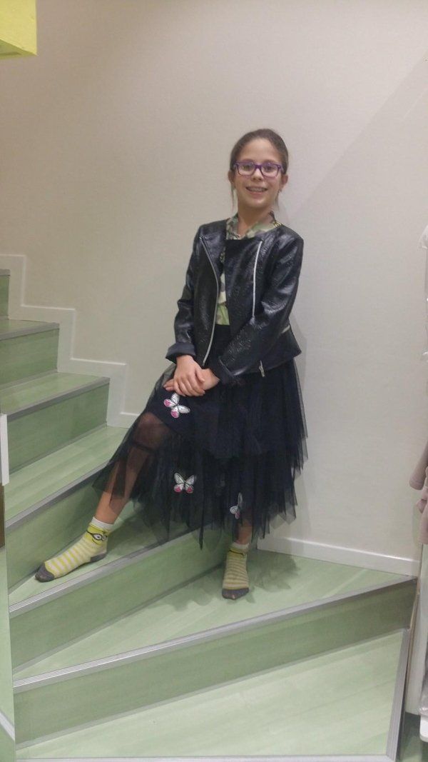 bambina in posa con abbigliamento da cerimonia