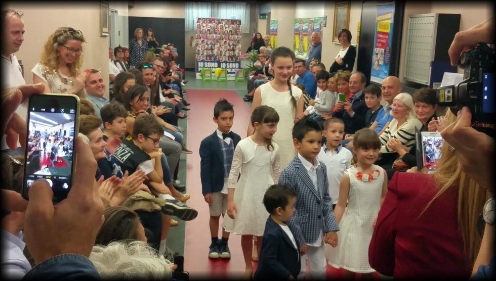 sfilata di moda per vestiti eleganti per bambini