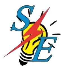 Letras “SE” azules estilizadas sobre una bombilla amarilla con un rayo rojo que la atraviesa.