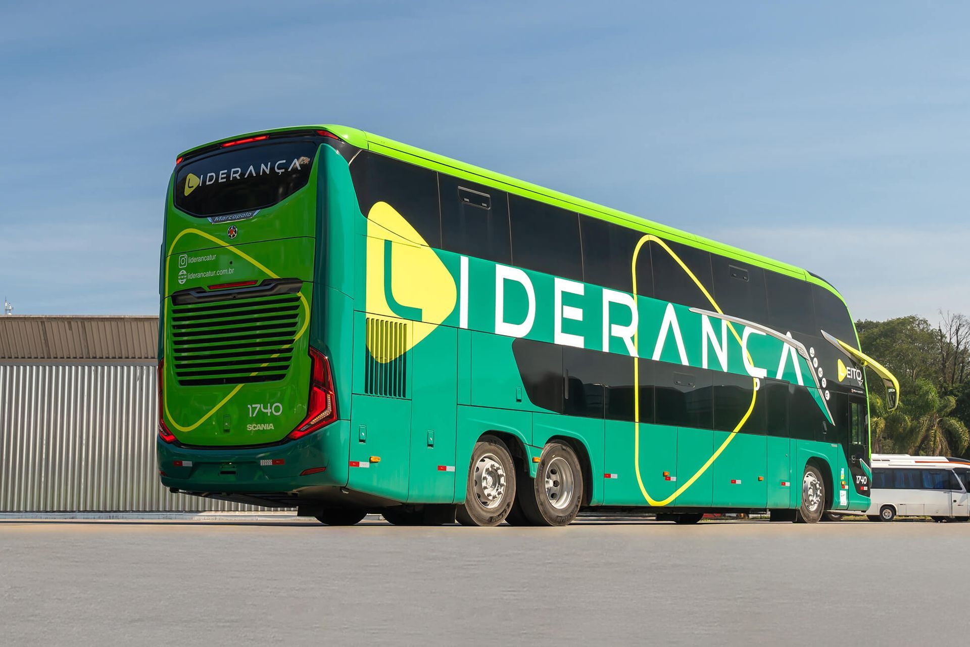 Ônibus de dois andares verde e preto com o logotipo