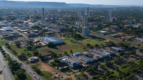 Vista aérea de Areado, Minas Gerais, com uma igreja ao fundo