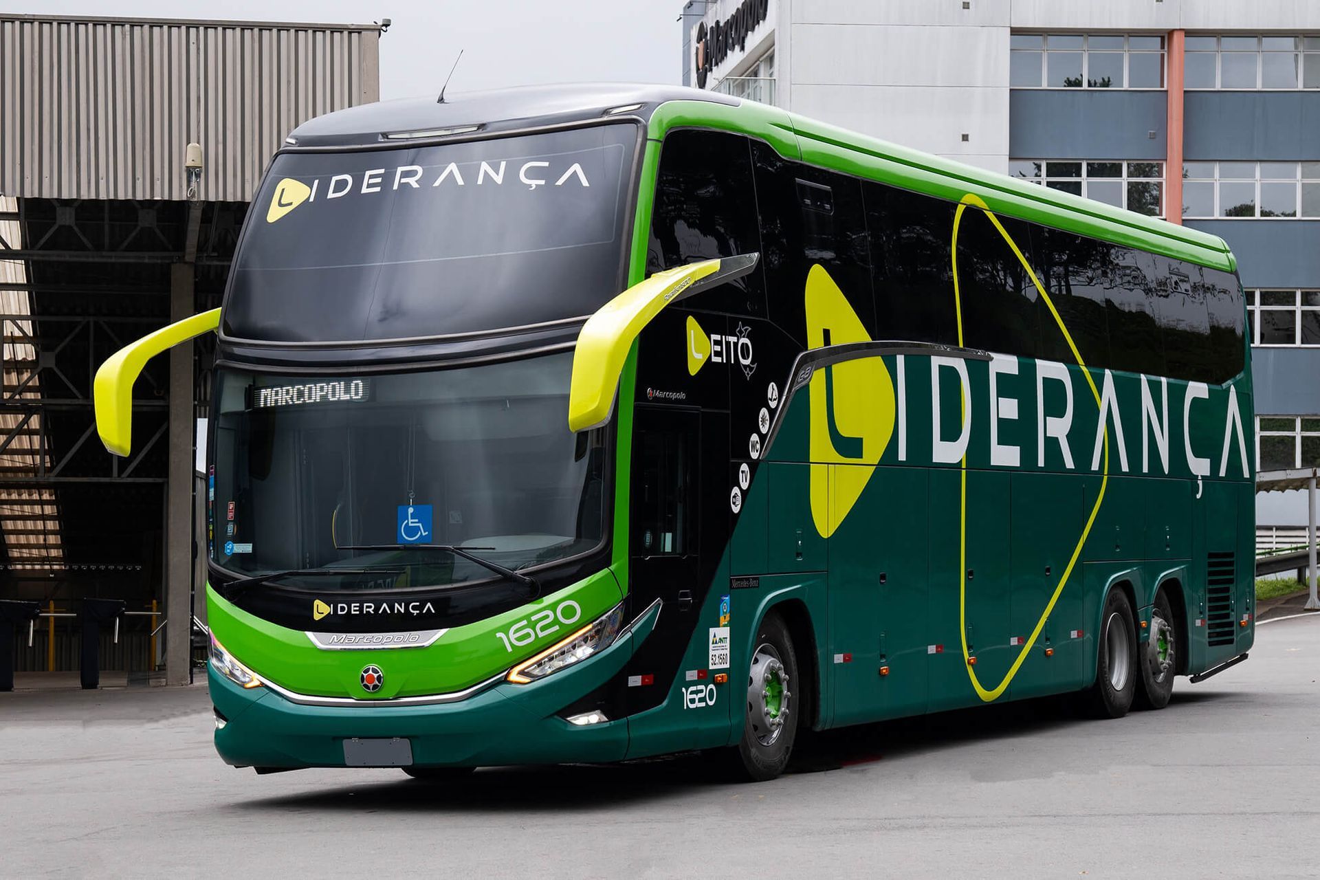 Um ônibus verde de dois andares, com o logotipo da Liderança, estacionado.