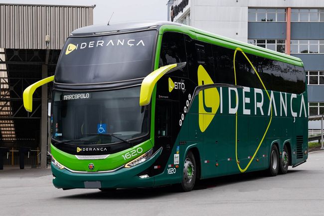 Um ônibus verde de dois andares, com o logotipo da Liderança, estacionado.