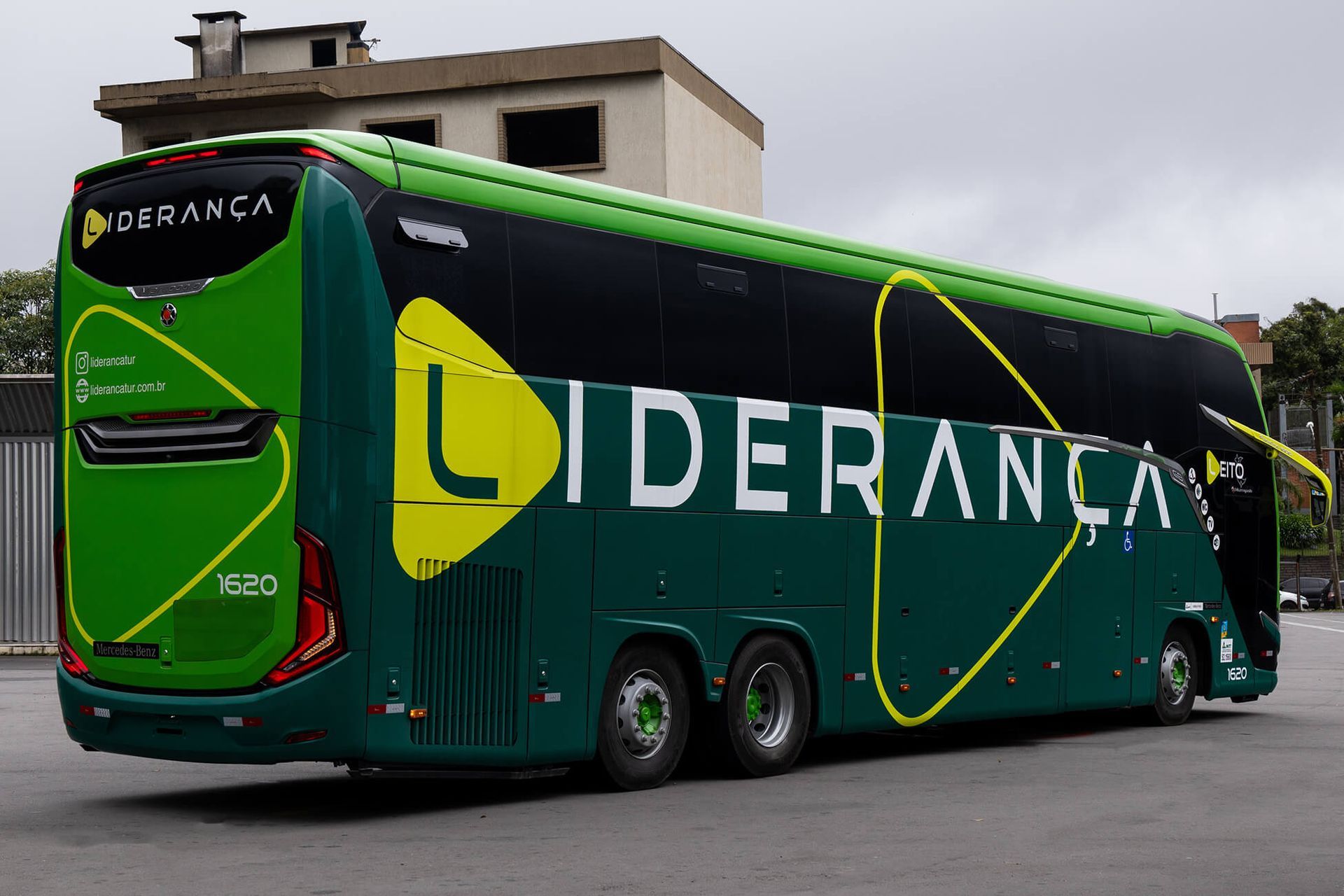 Fila de ônibus da JJTur de diferentes cores estacionados 