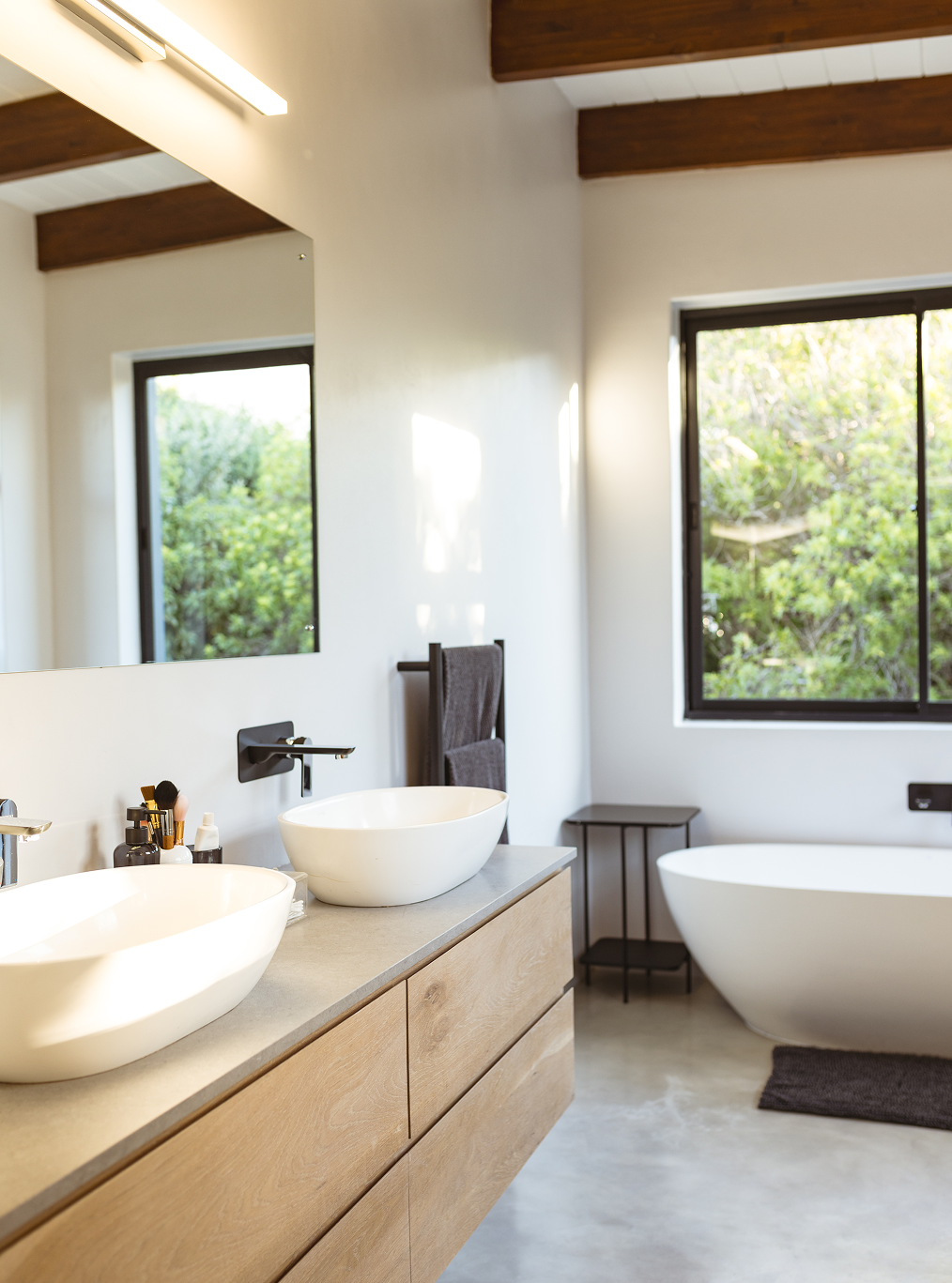 A bathroom with two sinks and a bathtub
