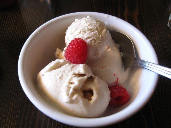 Un bol de glace aux framboises et une cuillère