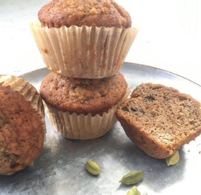 Trois muffins sont empilés les uns sur les autres sur une assiette