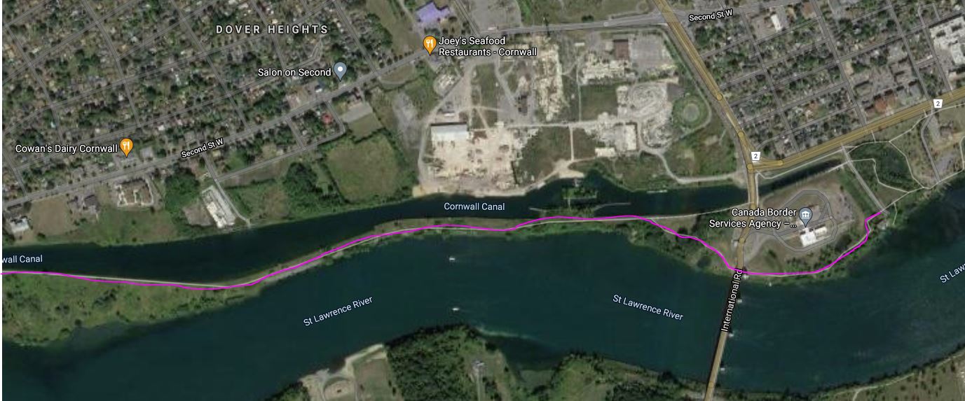 Une vue aérienne d'une rivière et d'un pont.