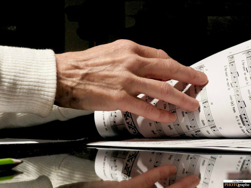 Un gros plan des mains d'une personne sur une partition