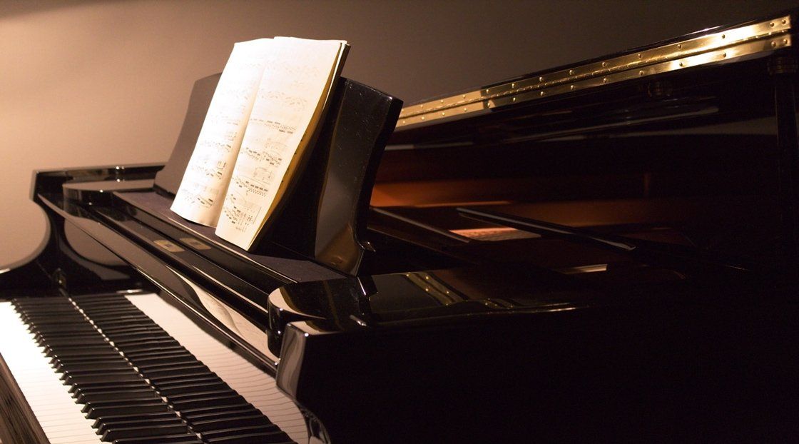 Un gros plan d'un piano avec des partitions dessus