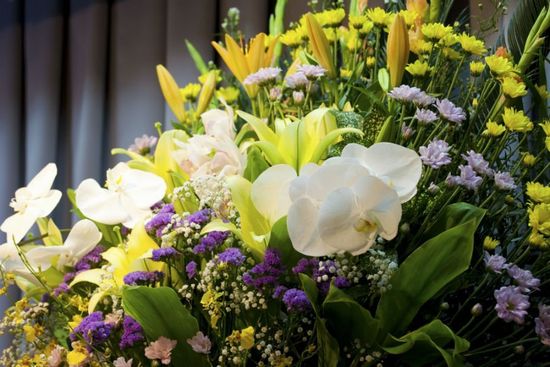 Composizione di fiori per funerali