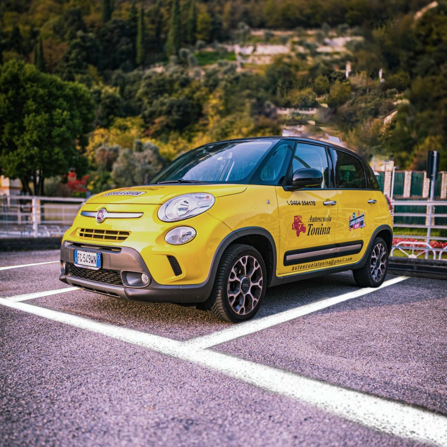 Un'auto gialla è parcheggiata in un parcheggio.