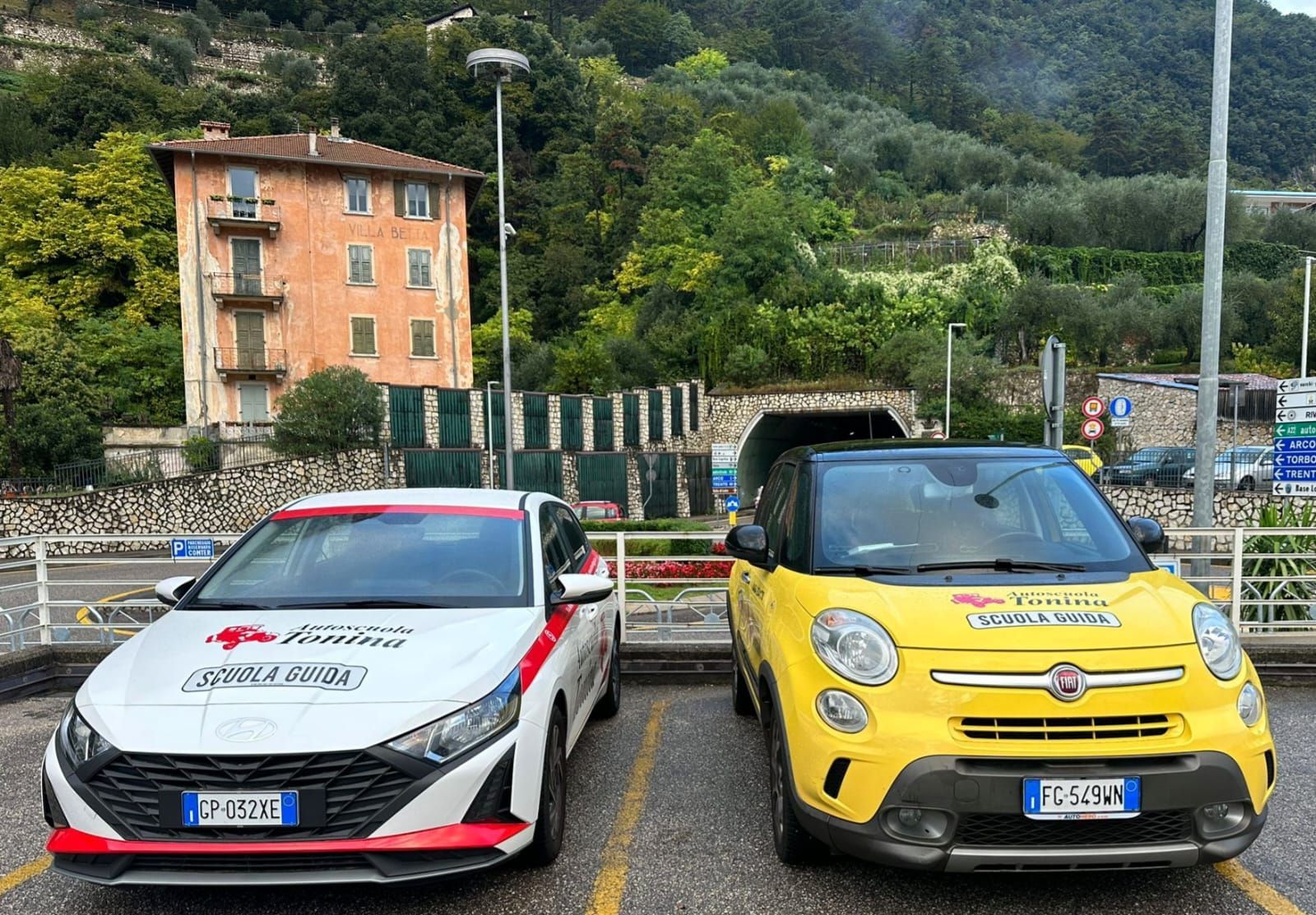 Due auto sono parcheggiate una accanto all'altra in un parcheggio.