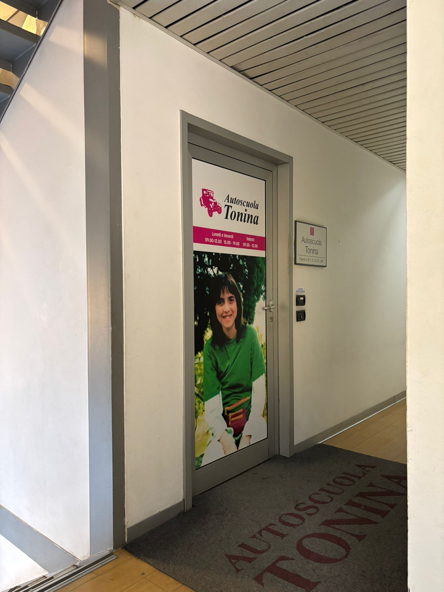 Una porta con l'immagine di una donna sopra
