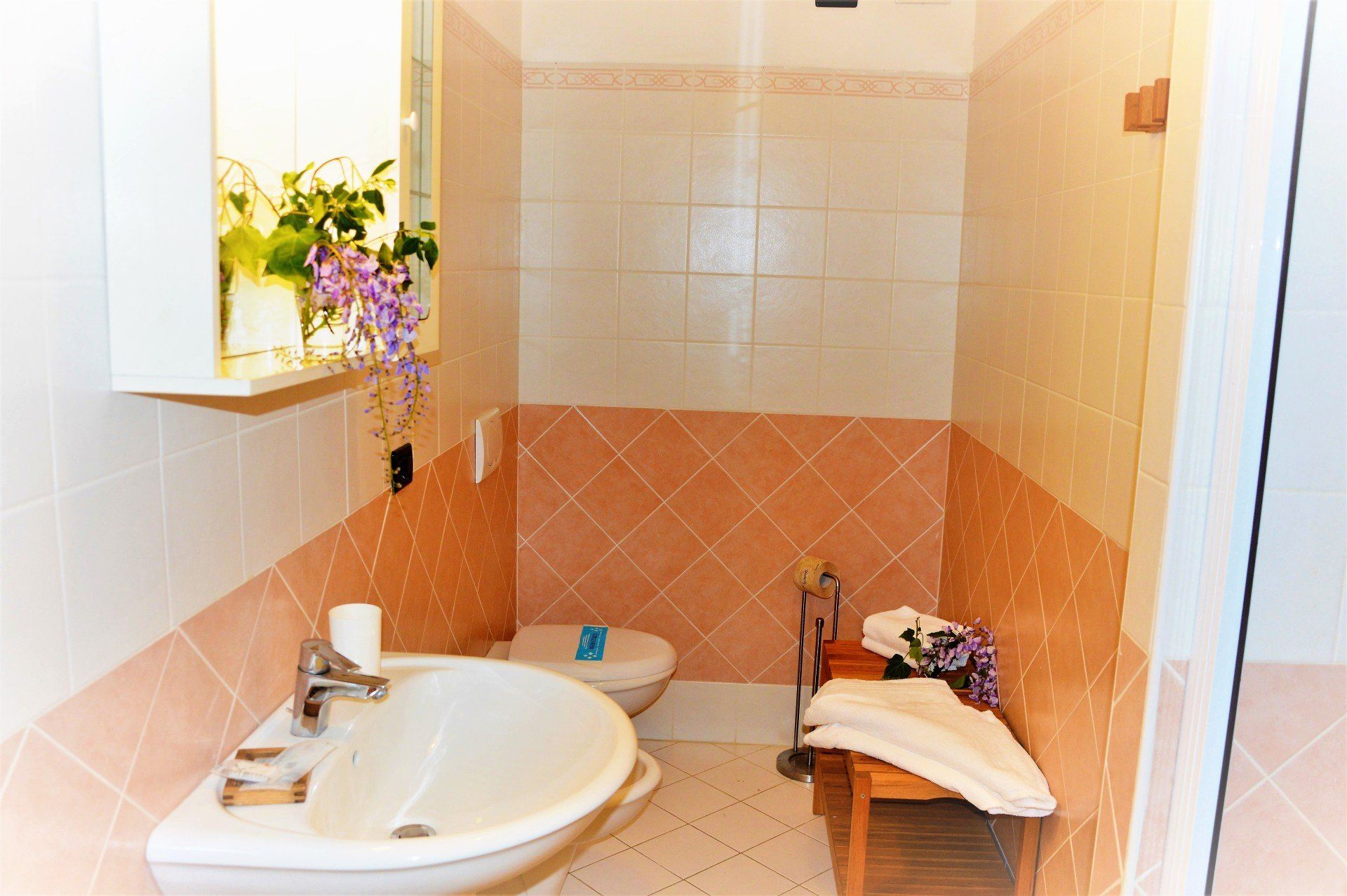 camera matrimoniale con vista campagna e bagno privato