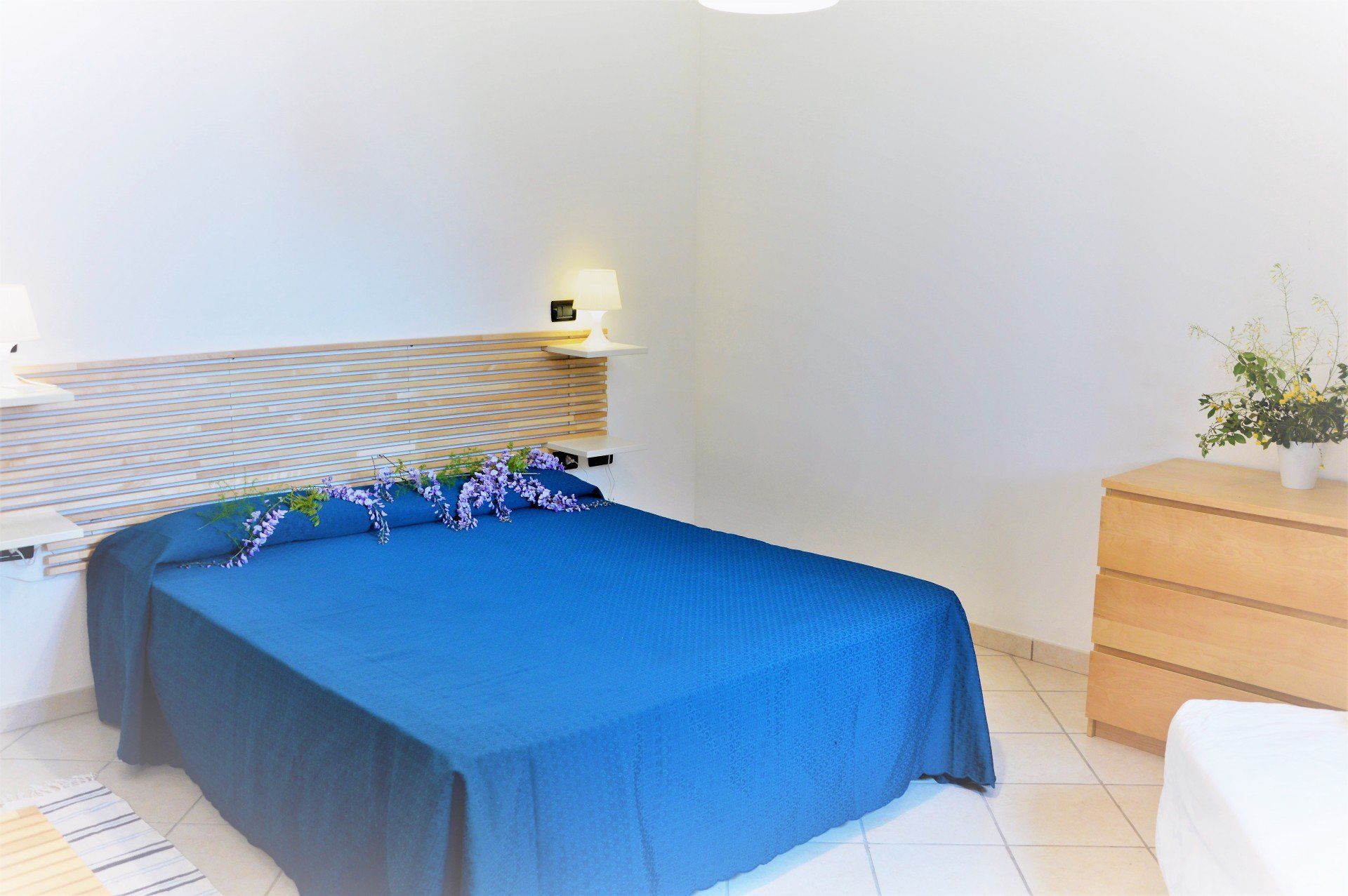 letto blu in camera matrimoniale