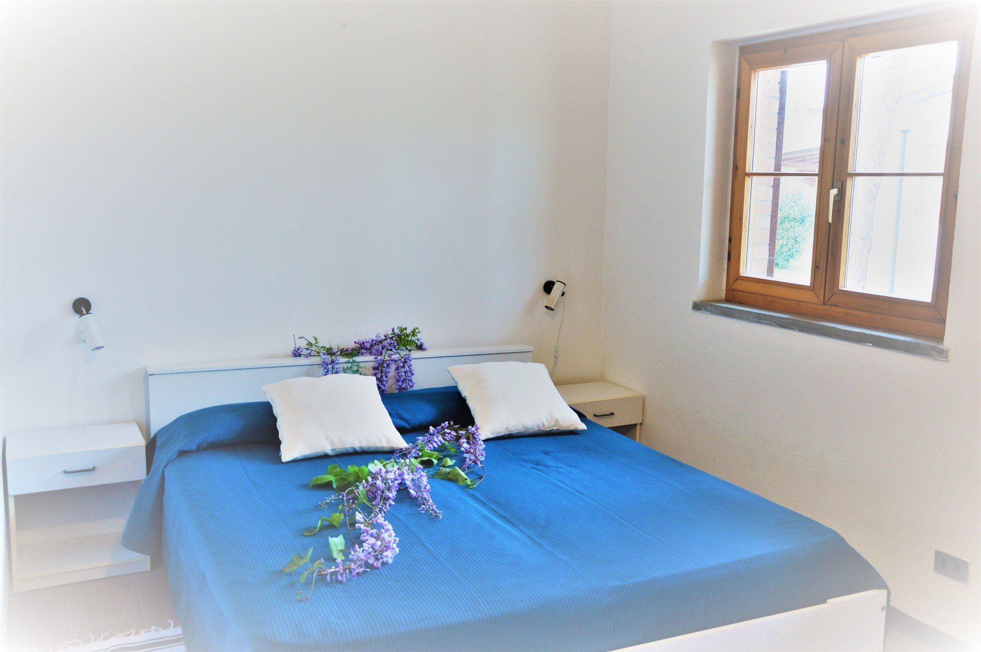 alloggio con vista piscina e letto matrimoniale