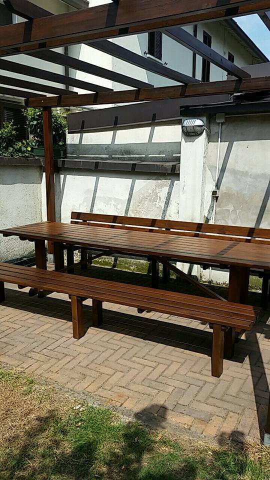 pergolato con tavolo in legno