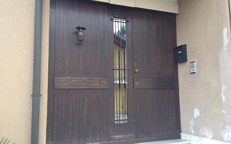 portone condominiale in legno