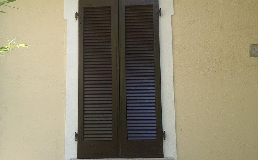finestra con scuri in legno
