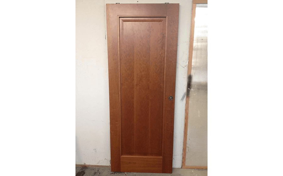 porta in legno chiaro