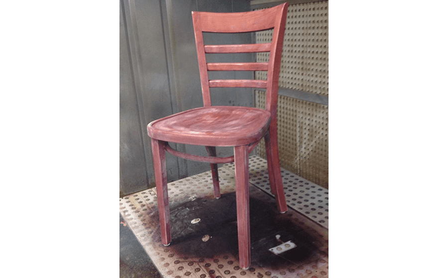 sedia rossa in legno