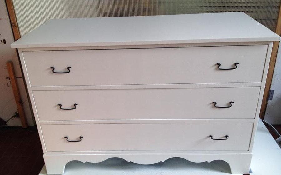 cassettiera bianca in legno