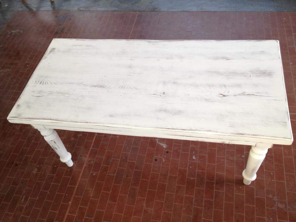 tavolo in legno bianco laccato