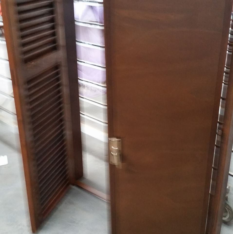 persiana e porta in legno
