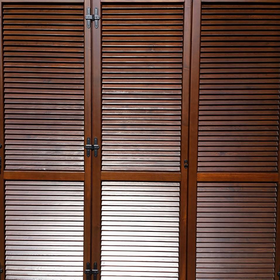 persiane in legno veriniciato