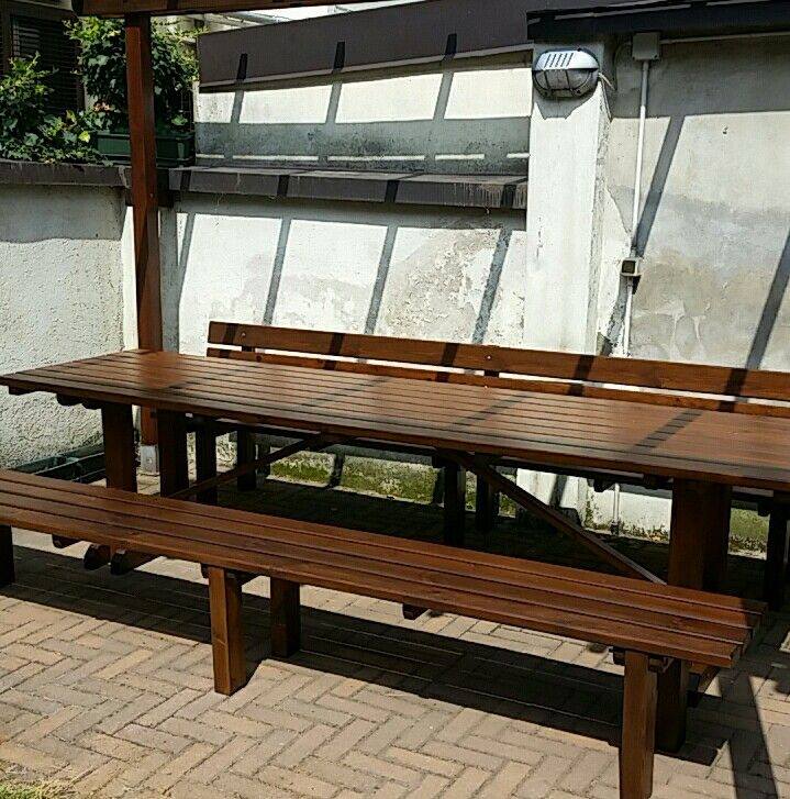 tavolo in legno chiaro