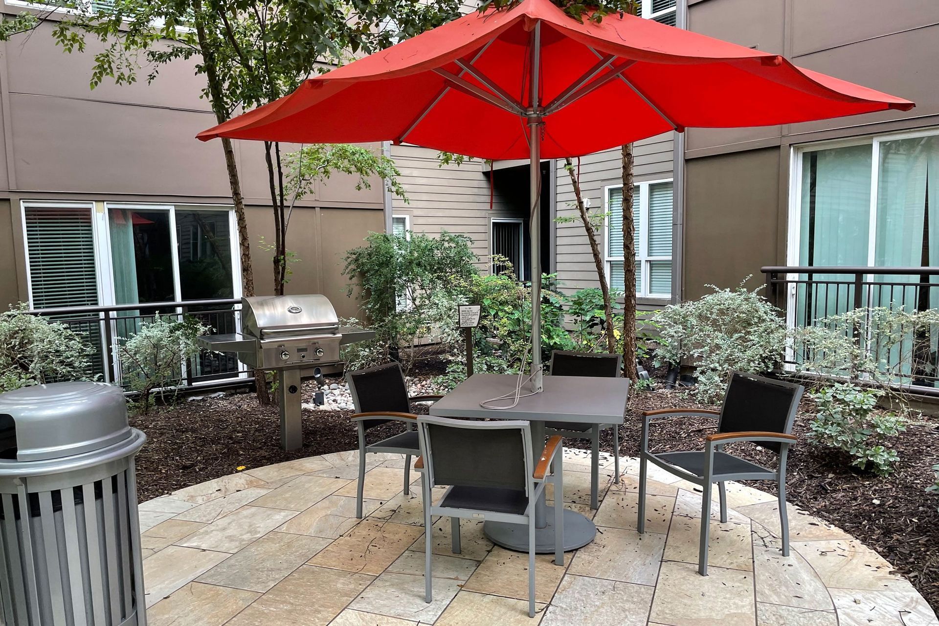 Cityplace Heights Outdoor Seating   Downtown Dallas Apartment