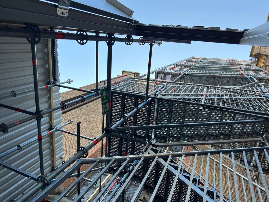 steiger is geplaatst door externe vakmensen om de toren te beklimmen en de werkzaamheden veilig uit te voeren