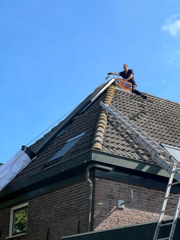 Schoorsteen verwijdere, deze had geen functie meer en was al jaren lek, waardoor zelfs de houtconstructie van de kap werd aangeta