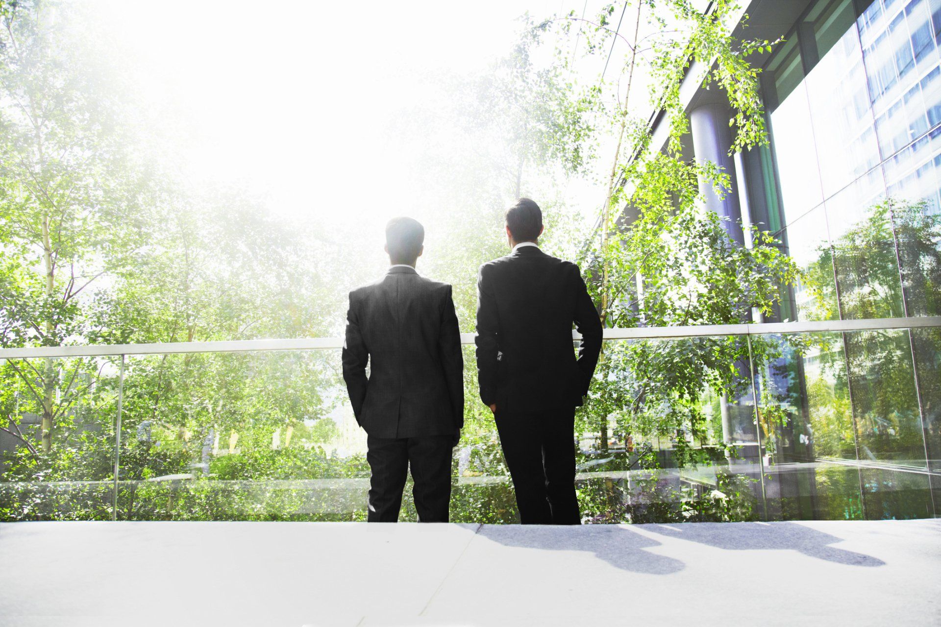 Interno capannone con rifiuti