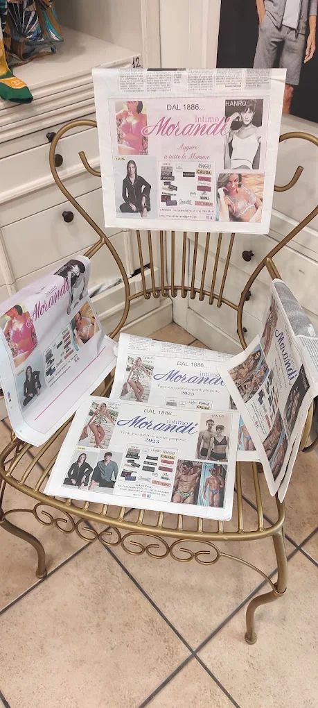 Un'edicola dorata con giornali, su un pavimento piastrellato.