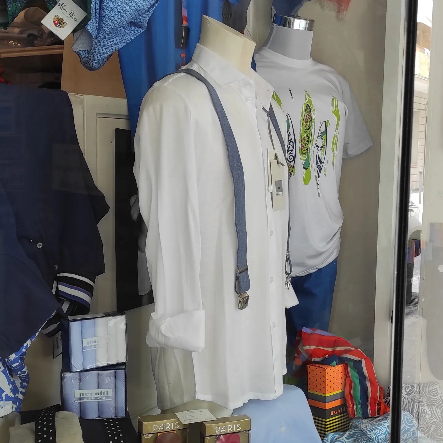 Scatola di biancheria intima maschile con etichetta del prezzo (8,00 €) e marchio HOM. La scatola è al chiuso e contiene articoli di vari colori e fantasie.