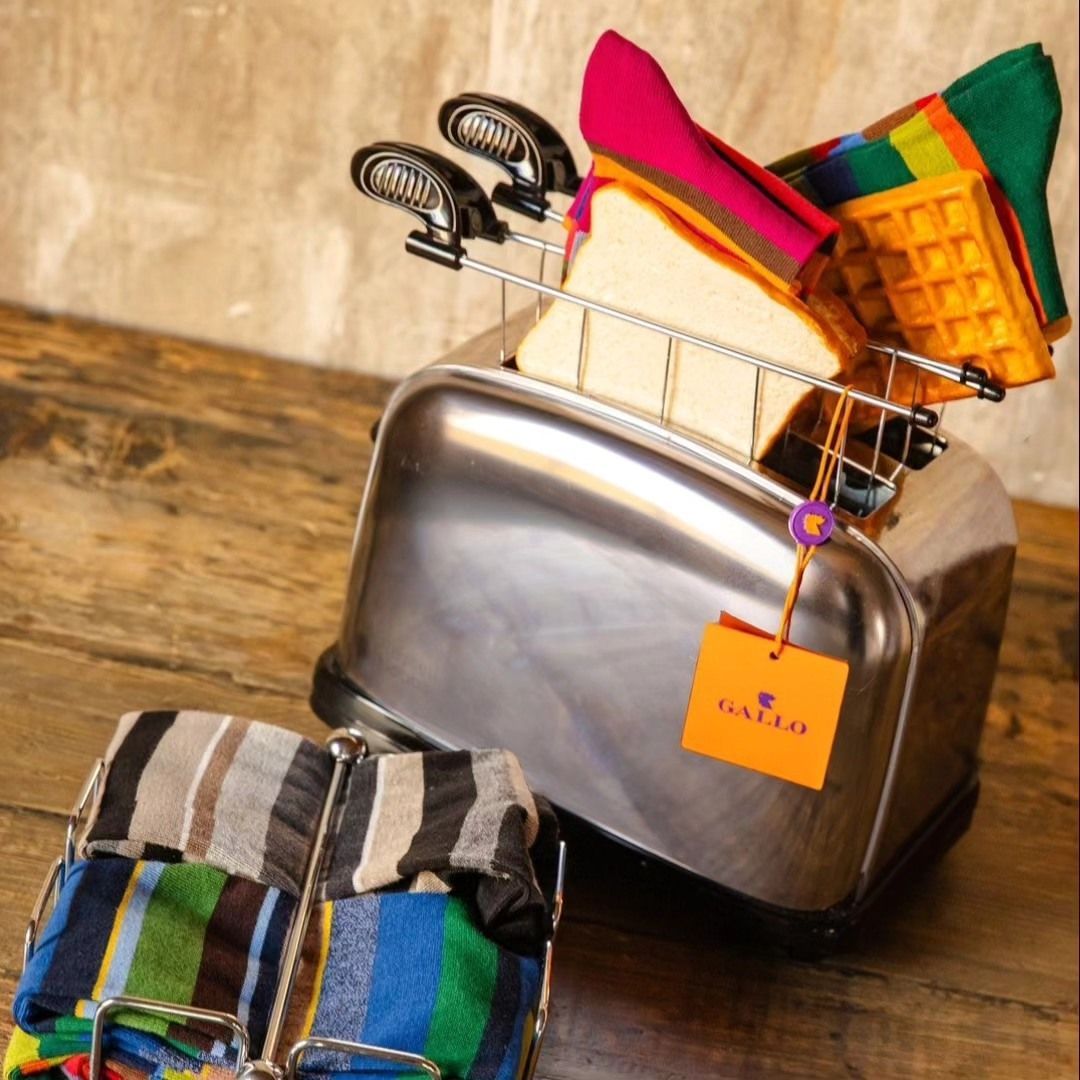 Tostapane con calzini e sciarpe dentro e accanto: un'esposizione divertente e artistica.