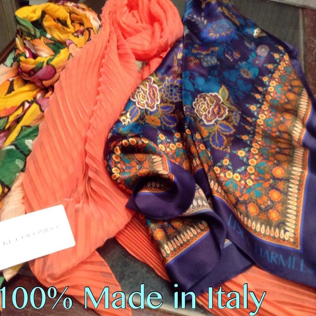 Scatole di bretelle e cravatte di vari colori sono esposte in un negozio.