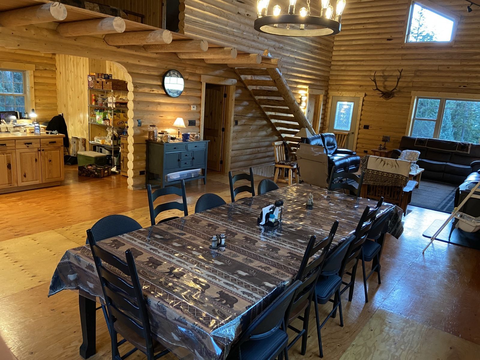 Room to feed 16-20 people