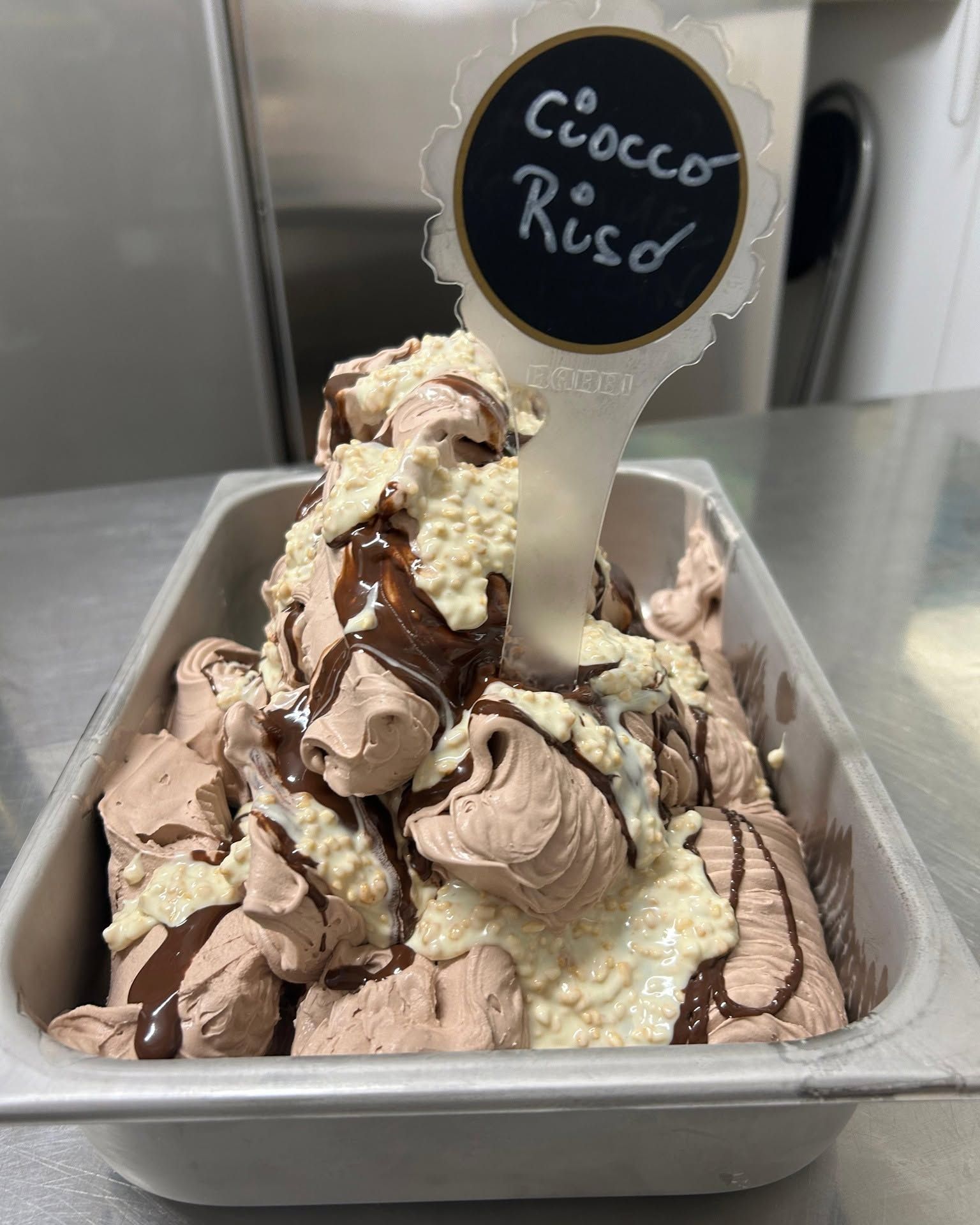Vassoio di palline di gelato al cioccolato con sciroppo e noci, etichettato 