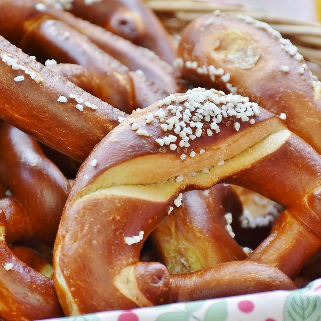 Una pila di pretzel salati e lucidi, vista da vicino.