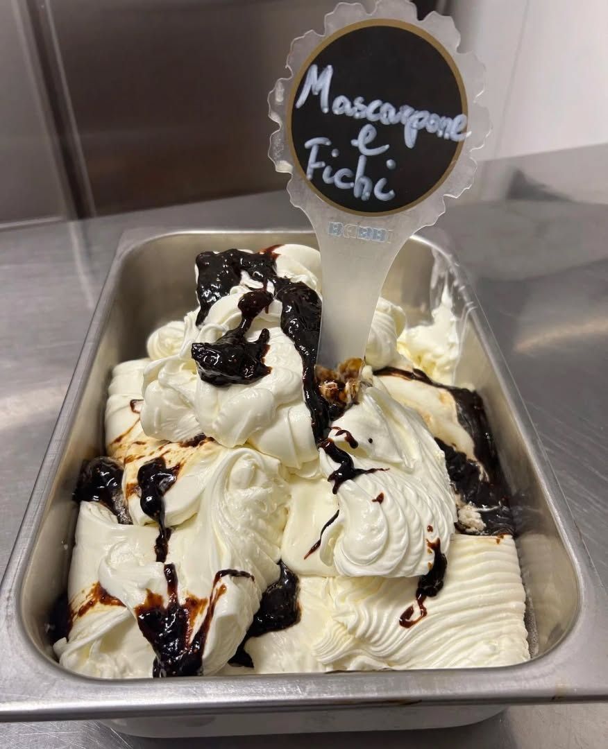 Vassoio di gelato alla vaniglia ricoperto di salsa al cioccolato, con l'etichetta 