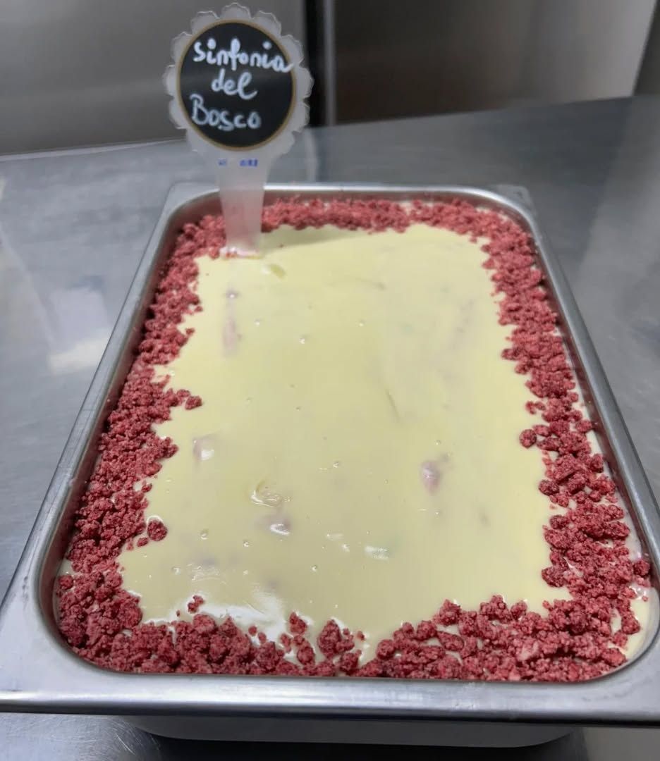 Vassoio di dessert rosa ricoperto di salsa giallo pallido, con la scritta 