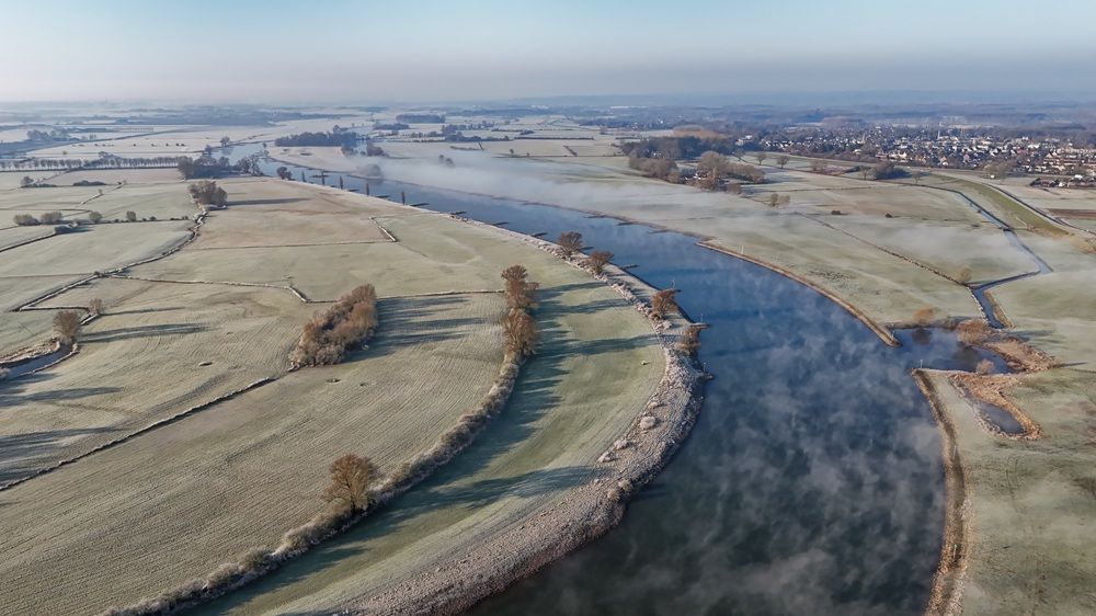 Dronefoto van bevroren landschap