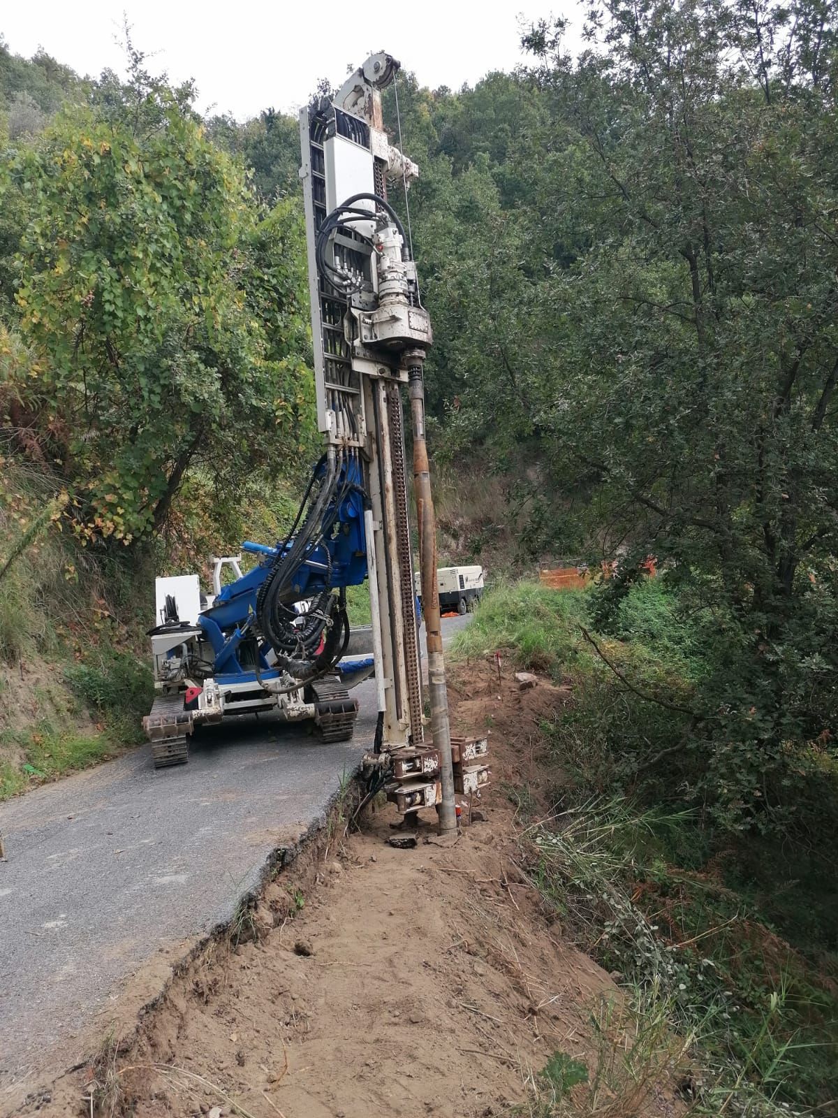 micropali in funzione su un terreno per inserimento sonde