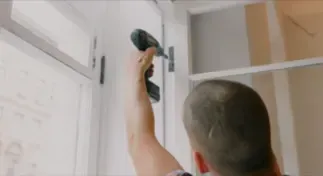 Albañil colocando una ventana de aluminio en una casa en construcción