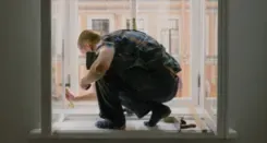 Albañil manipulando una ventana en el piso de uno de nuestros clientes. Foto tomada en Castellón